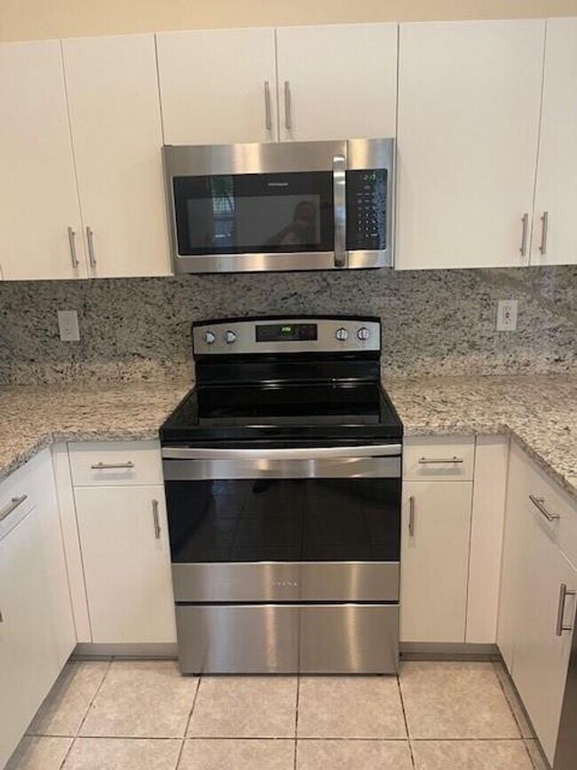 Photo - 824 Savannah Falls Dr House