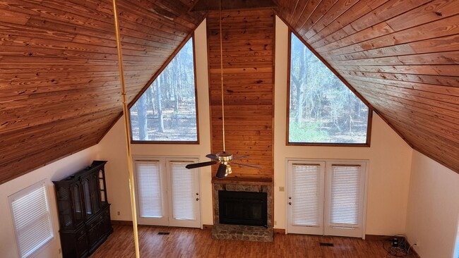 Photo - Home Located in Hamilton, Close to Lake Harding!