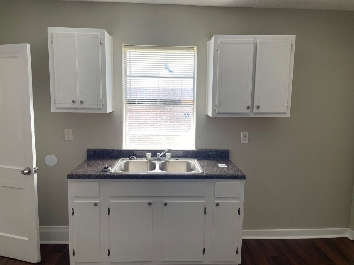 Photo - 694 Hamilton St