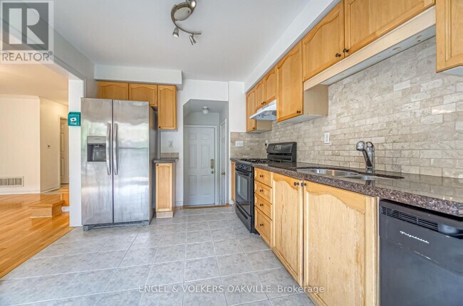 Photo - 1121 Barclay Cir