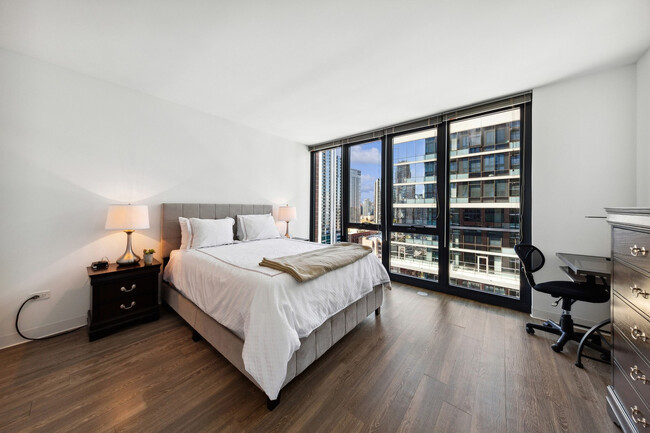 Building Photo - 637 N Wells St Rental