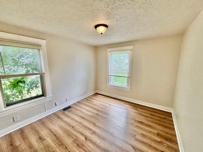 Photo - 3911 Larkwood Ave