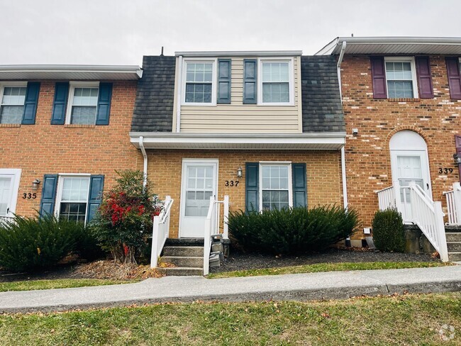 Building Photo - 2 Bedroom, 1.5 Bath Townhouse