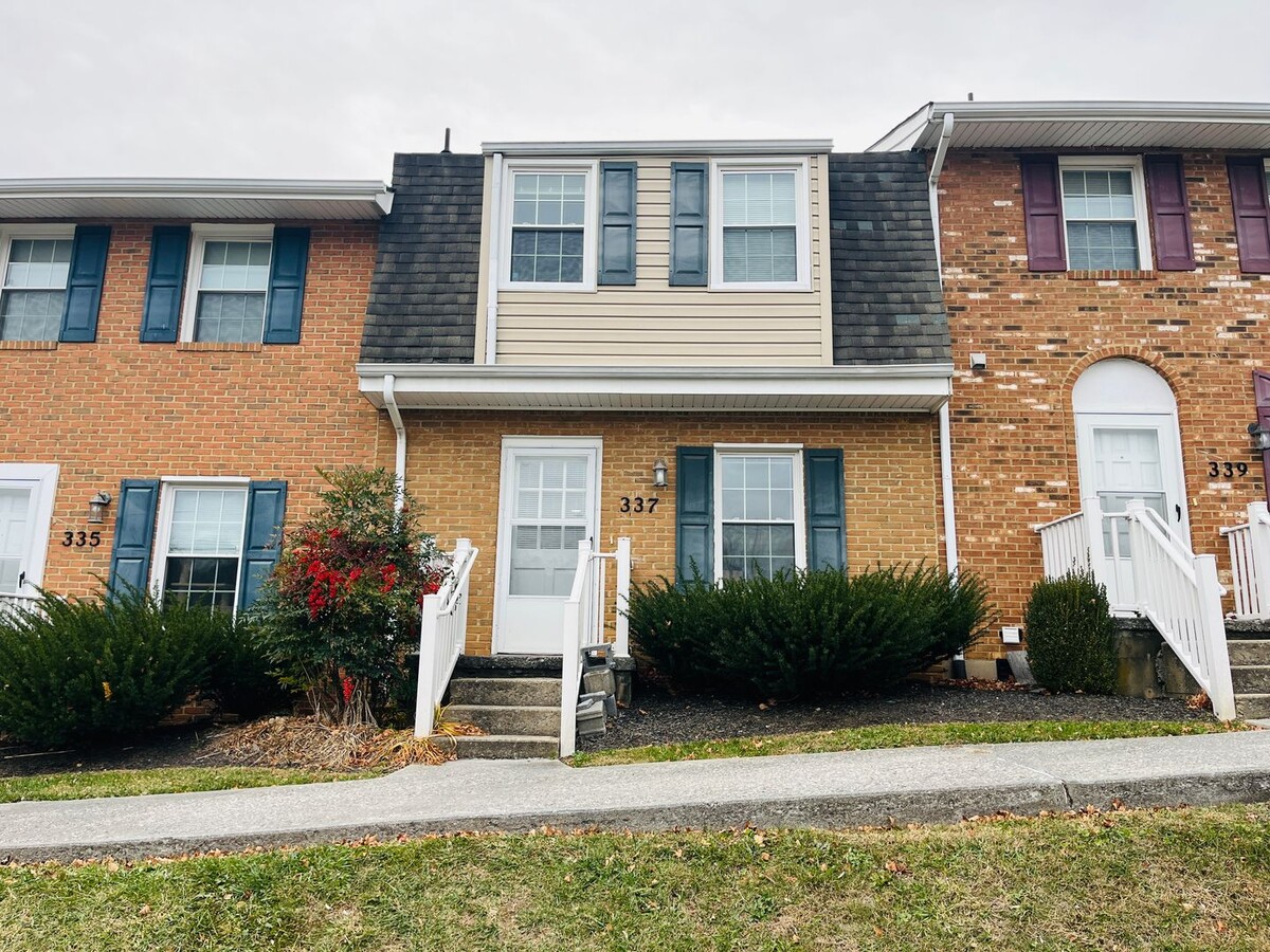 2 Bedroom, 1.5 Bath Townhouse - 2 Bedroom, 1.5 Bath Townhouse