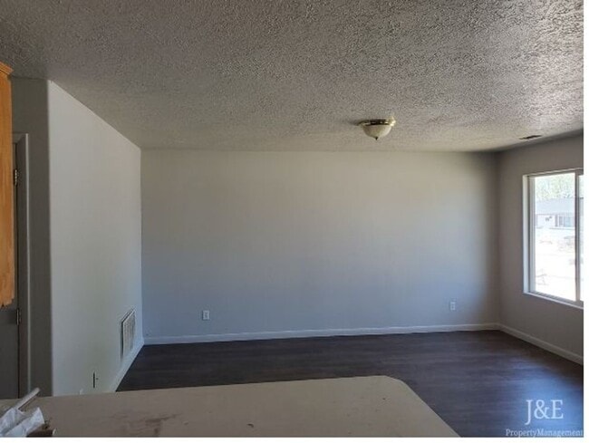 98 W Robbers Roost Rd
