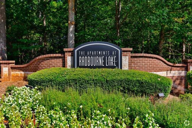 entrada - Radbourne Lake Apartments