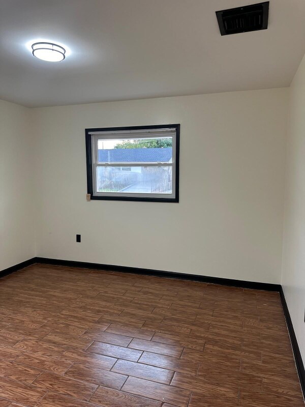Photo - 1900 River Oaks Dr