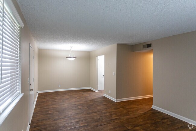 12BR , 1,5BA - 917SF