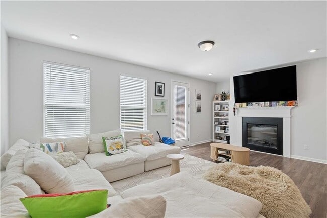 Photo - 383 Skylar Way SE