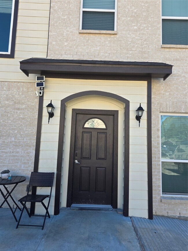 Building Photo - 7823 Gladstone St Unit B3