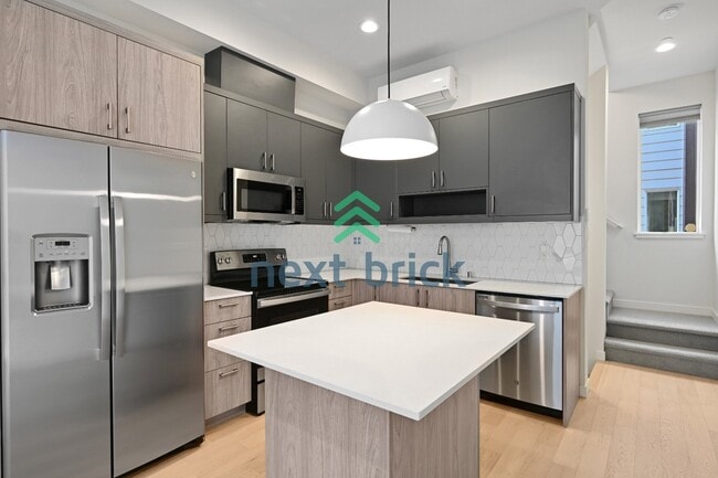 Building Photo - "Charming 3-Bedroom Townhouse Retreat in the Heart of Seattle - 3104C SW Avalon Way!"