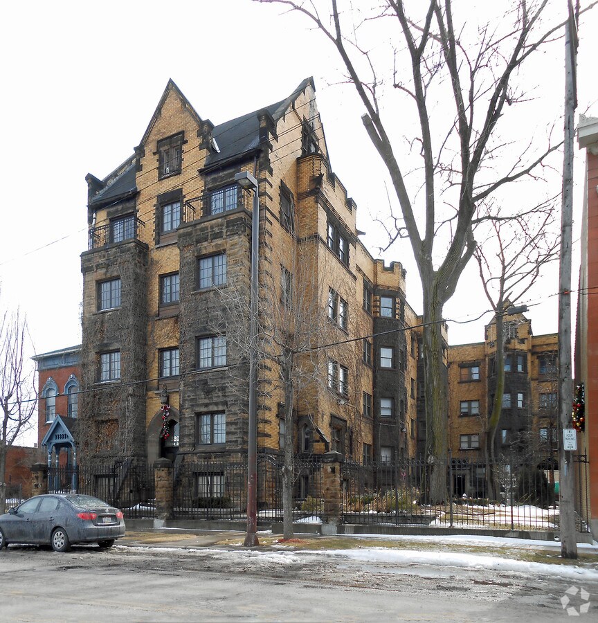 Plaza Suites - Plaza Suites Apartments