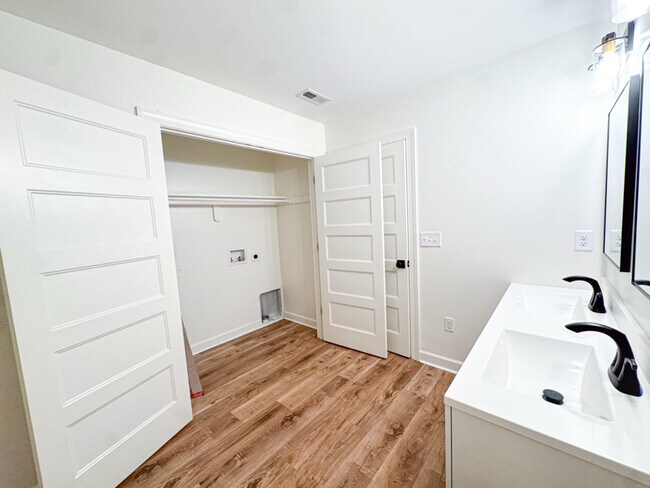 Photo - 134 N Clarendon Dr