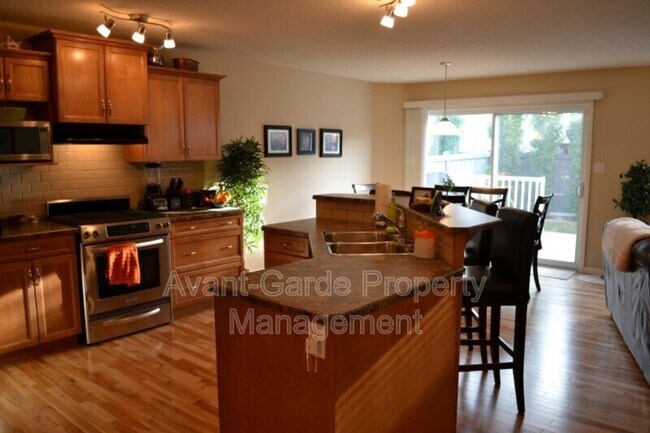 Photo - 17011-17074 74 St NW