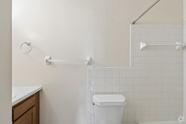 2BR, 1.5BA - 912SF - Bathroom
