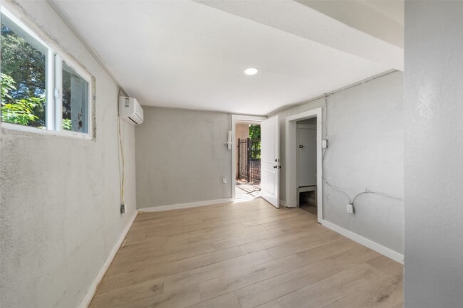 Photo - 213 Caplin St