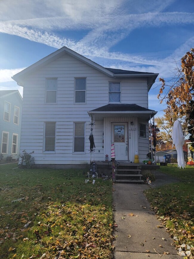 Building Photo - 1215 E 12th St Unit 1215 1/2 E 12th St Rental