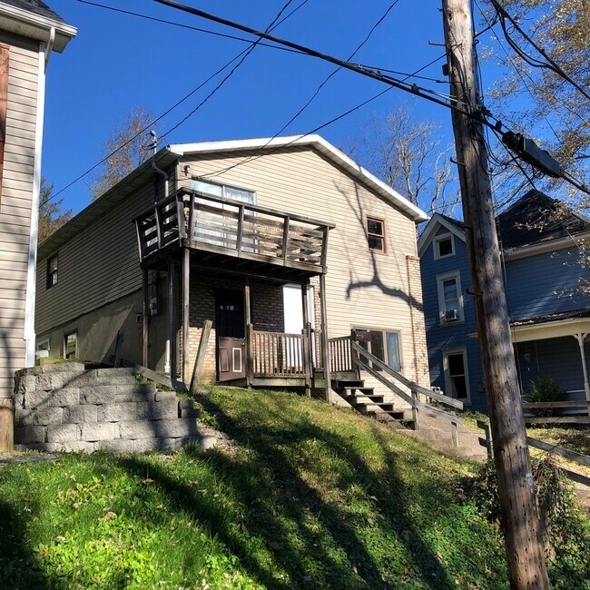 3 Bed/2.5 Bath Home in Wiles Hill - Available May 20th! - 3 Bed/2.5 Bath Home in Wiles Hill - Available May 20th!