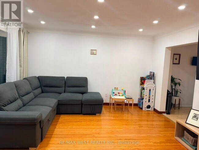 Photo - 1254 Treeland St