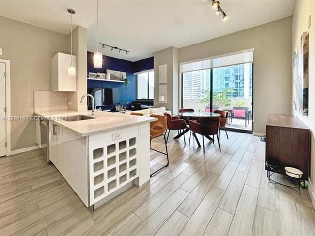 Photo - 999 SW 1st Ave Unidad 999 SW 1st Ave # 1115