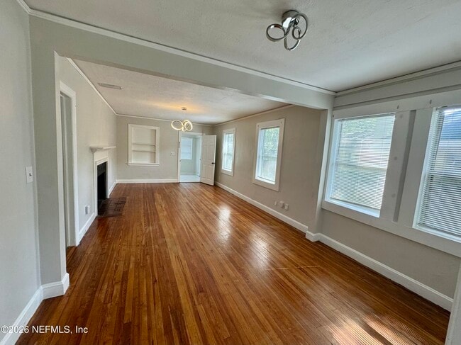 Photo - 3352 College St