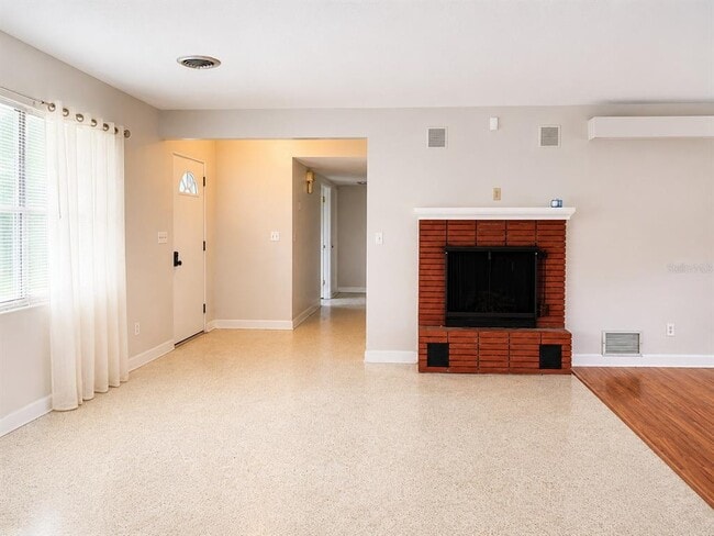Photo - 1675 De Leon St