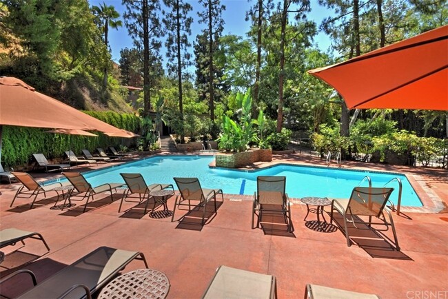 Pool and Jacuzzi - 2700 Cahuenga Blvd E Unidad Cahuenga Hills Condo