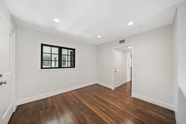 Photo - 520 Lovett Blvd Unit 2D