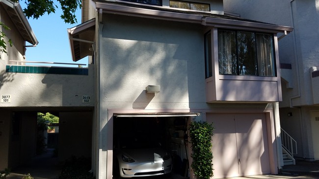 Building, garage - 3073 Middlefield Rd Townhome
