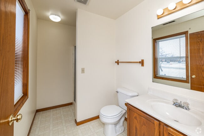 2BR, 2BA - 1,200SF - Bathroom