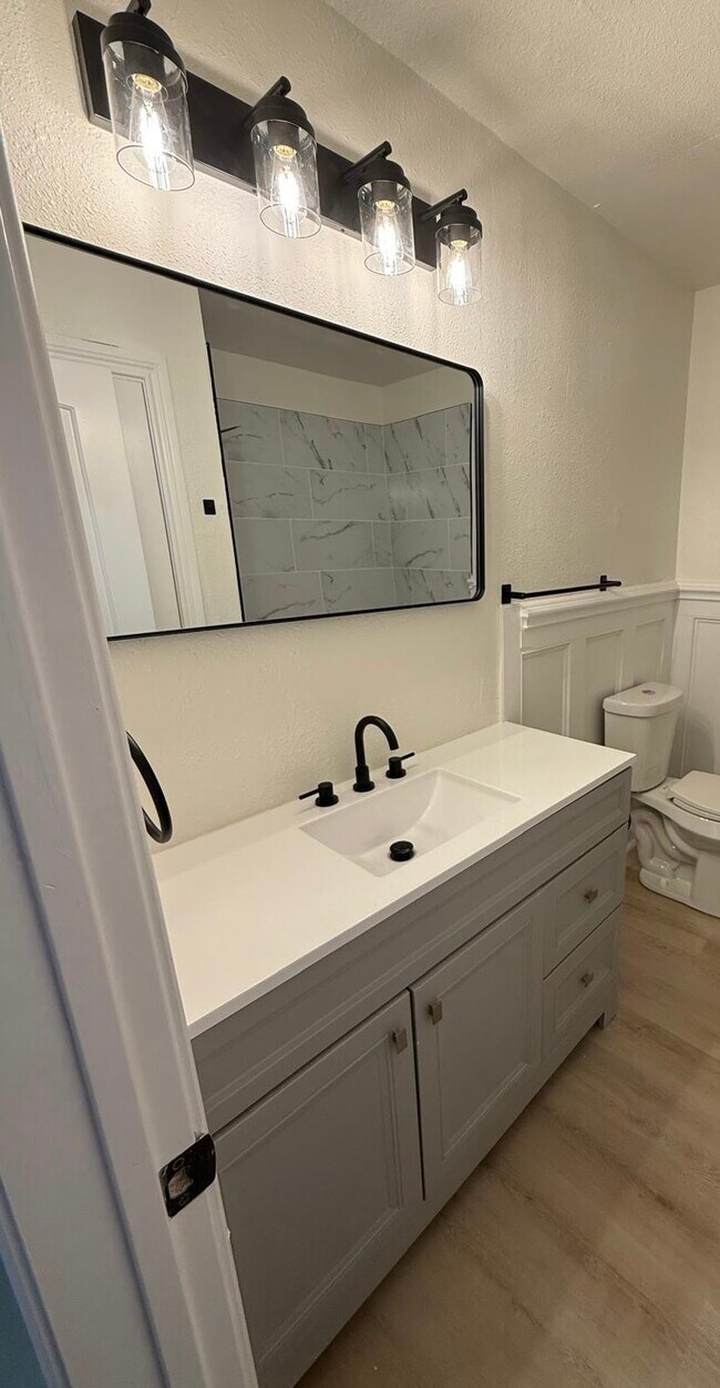 Photo - 305 Waller St