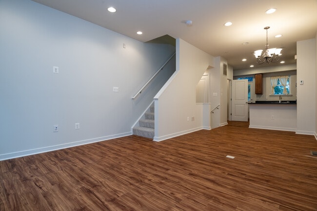 Photo - 930 4th St SE