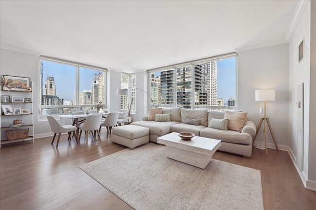 Photo - 33 W Ontario St