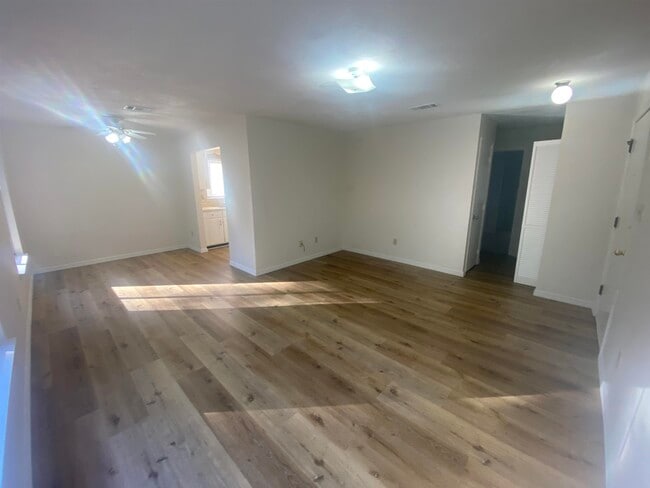 Photo - 2220 Claremont Ln