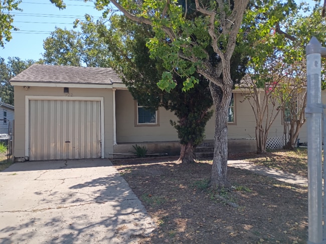 Building Photo - 722 E Cornelia Cir Rental