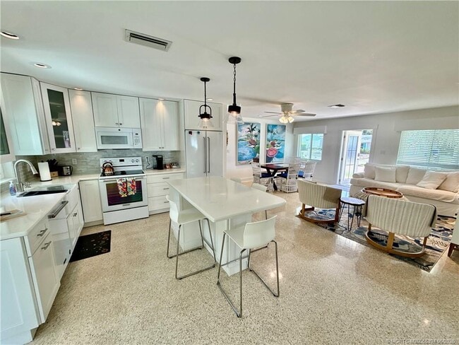 Building Photo - 4121 NE Cheri Dr