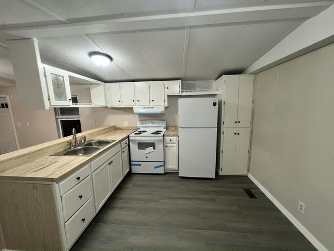 Photo - 71A Tower Manor Cir E