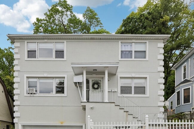 Building Photo - 583 Bellevue Ave N Unit 1
