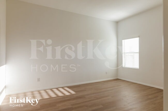 Photo - 437 Maple Bnd Ln