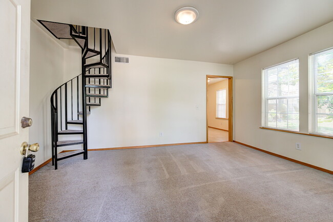 Photo - 639 S Pickard Ave