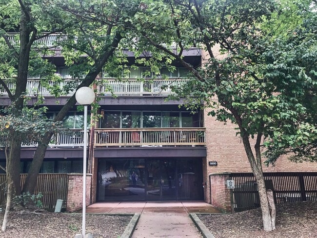 Building Photo - 5500 Hillcrest Ln Unit 3C