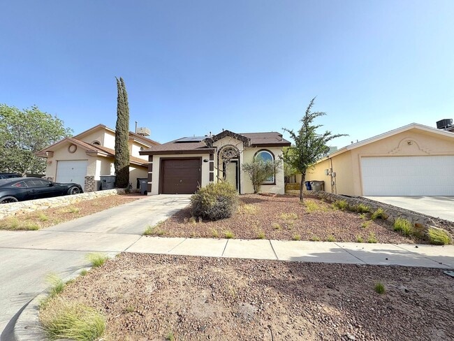 East El Paso 3 bed Refrig A/C with Solar P... - East El Paso 3 bed Refrig A/C with Solar P... House