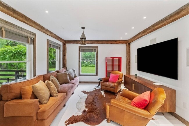 Photo - 325 Narrow Ln