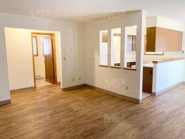 Photo - 531-533 Strachan Dr