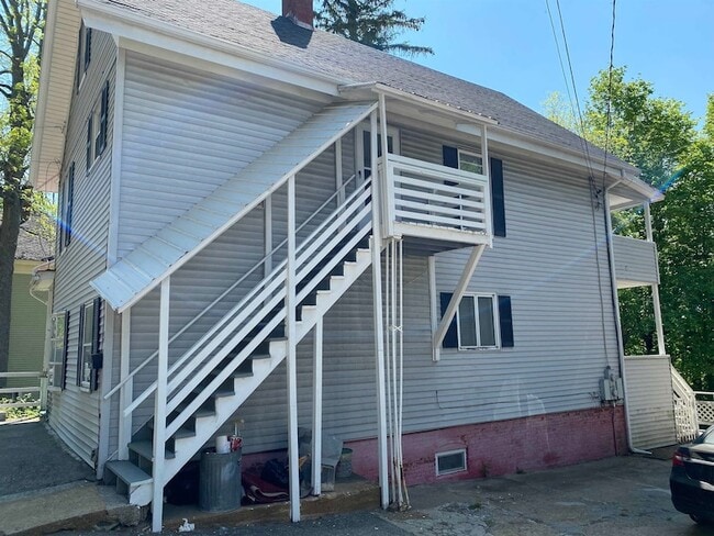 22 W High St
