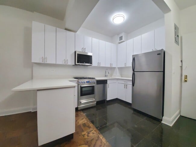Building Photo - 235 W 22nd St Unit Ev2Y