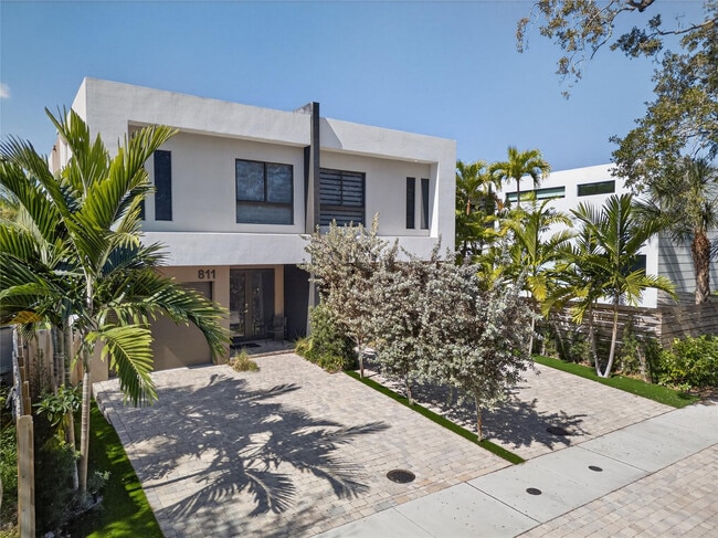 Building Photo - 811 SW 10th Terrace