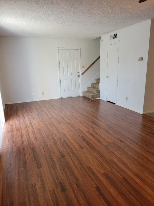 Photo - 207 Sprucewood Ln