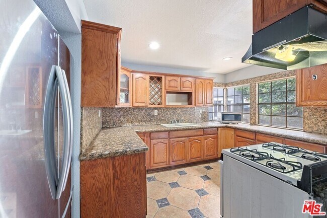 Photo - 1750 W 49th St