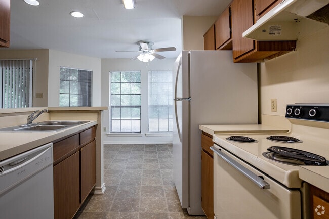 1 BR, 1 BA - 698 SF